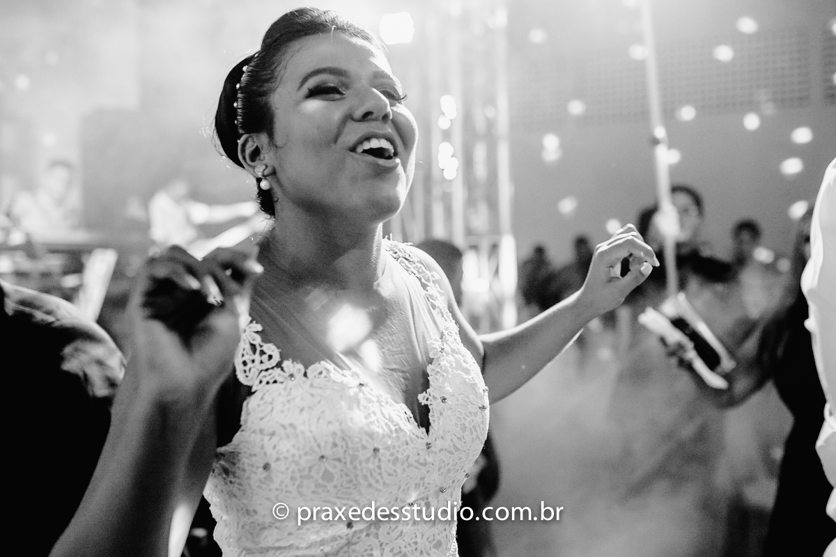 noiva-fotografodecasamentorn-omelhorfotografodorn-casamento-noiva-festa-show