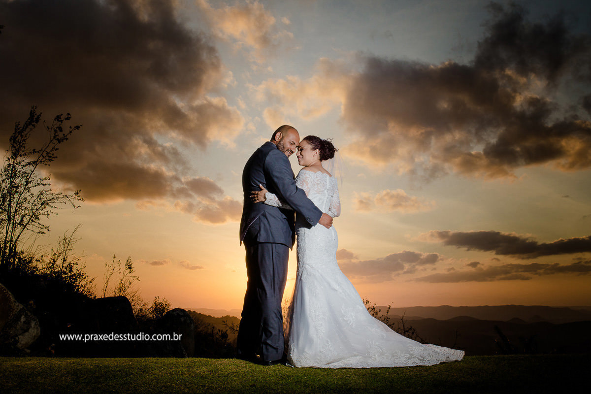 casamento-ao-ar-livre-noivos-por-do-sol