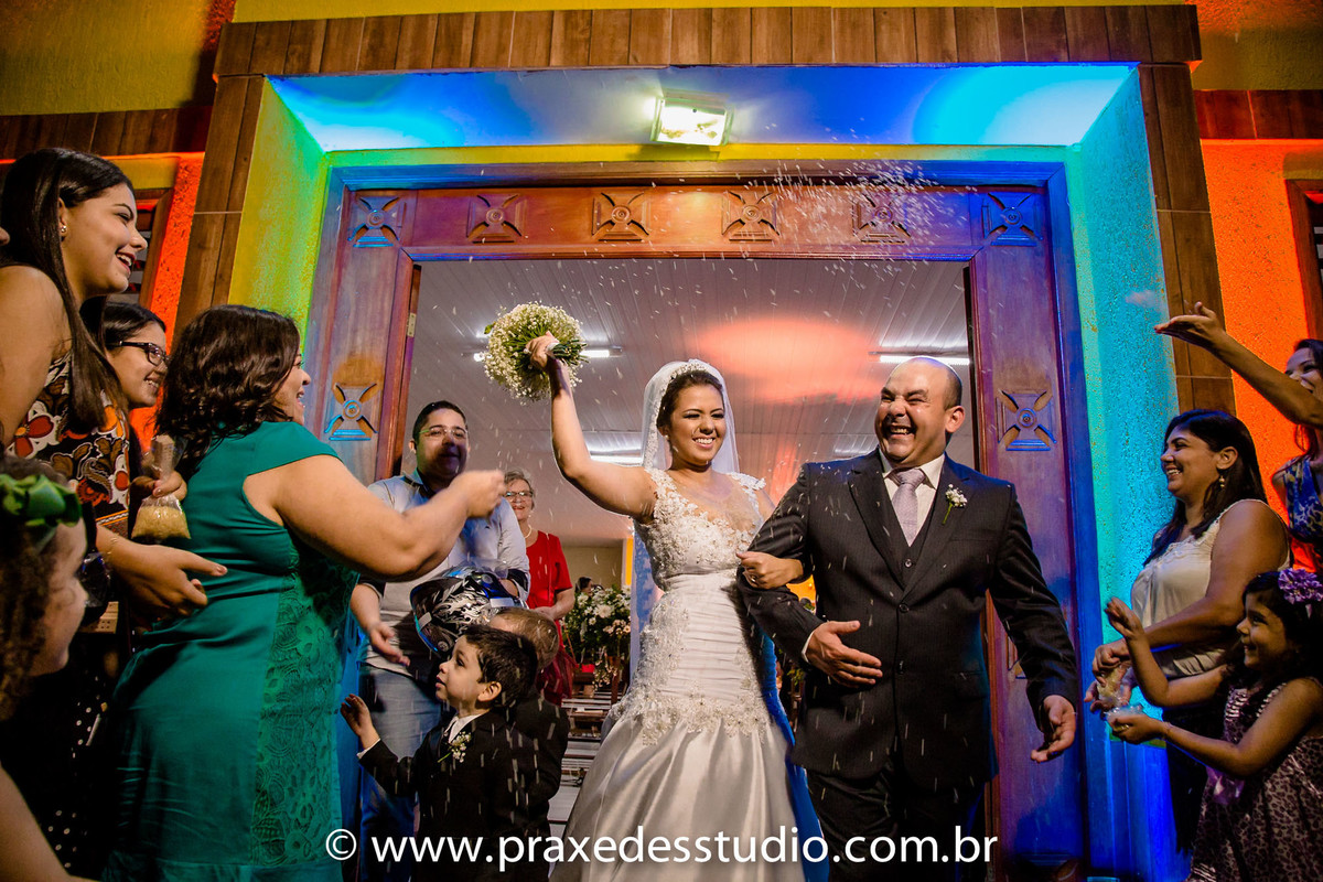 arroz-noivos-alegria-festa