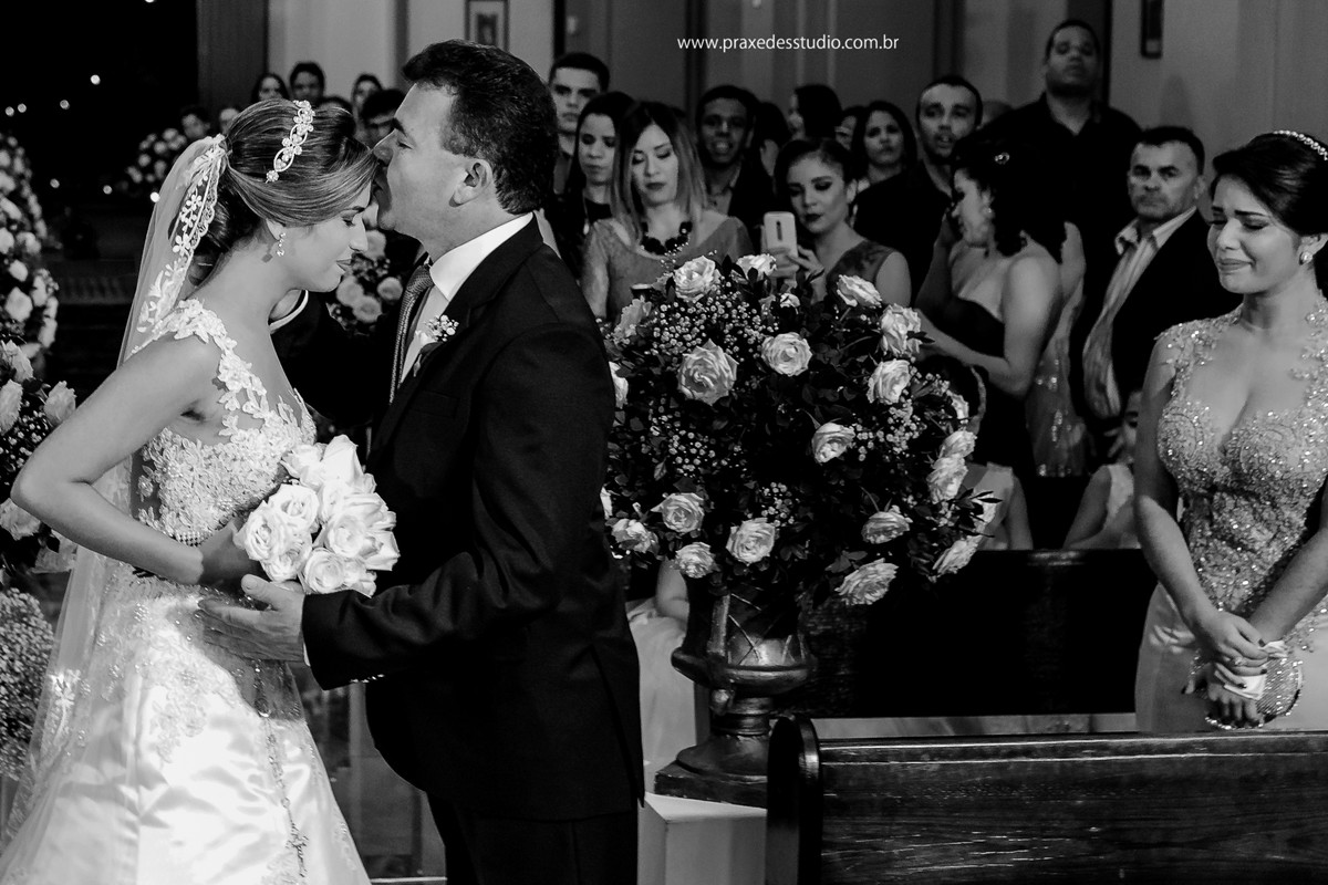 pai beijando a noiva em Cuite-PB