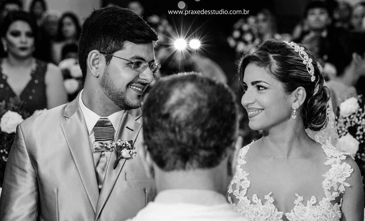 troca de olhares entre os noivos