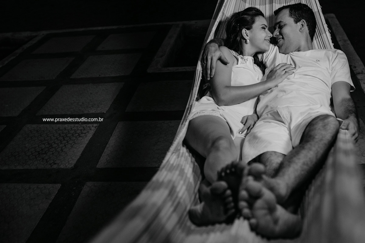 casal na rede descanço