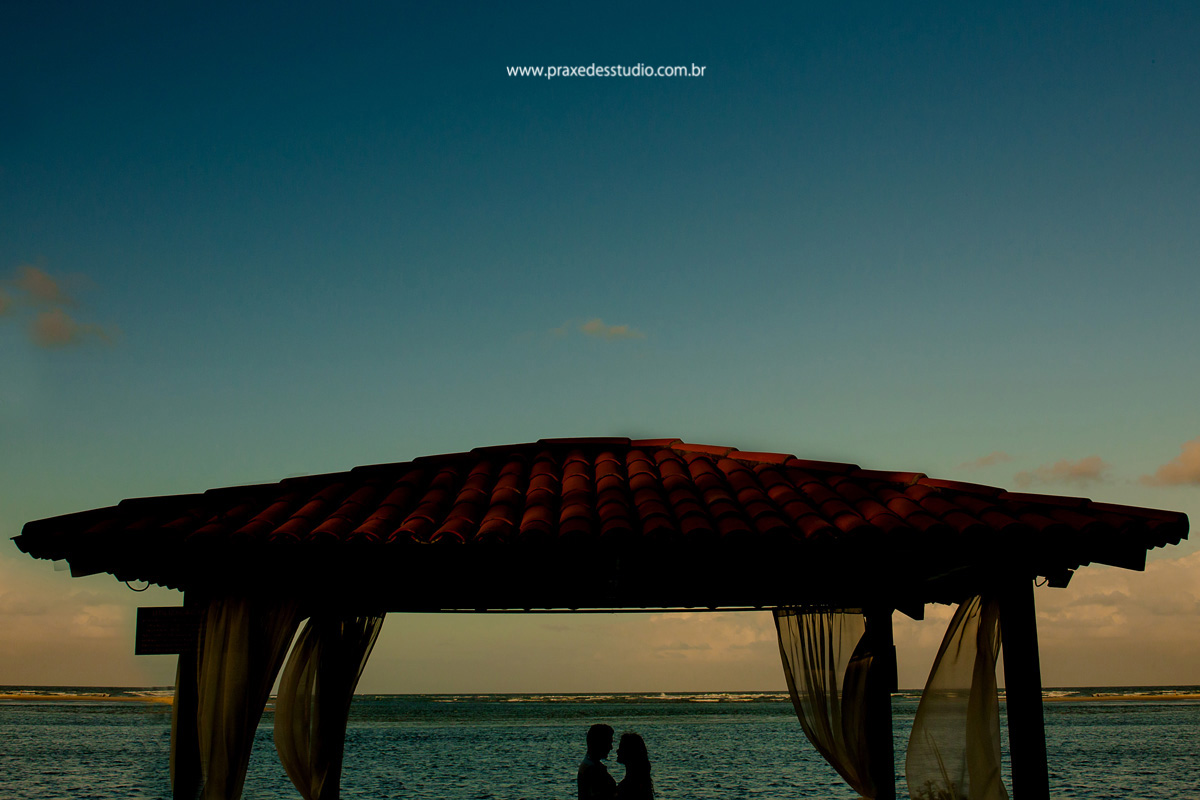 silhueta de casal na praia