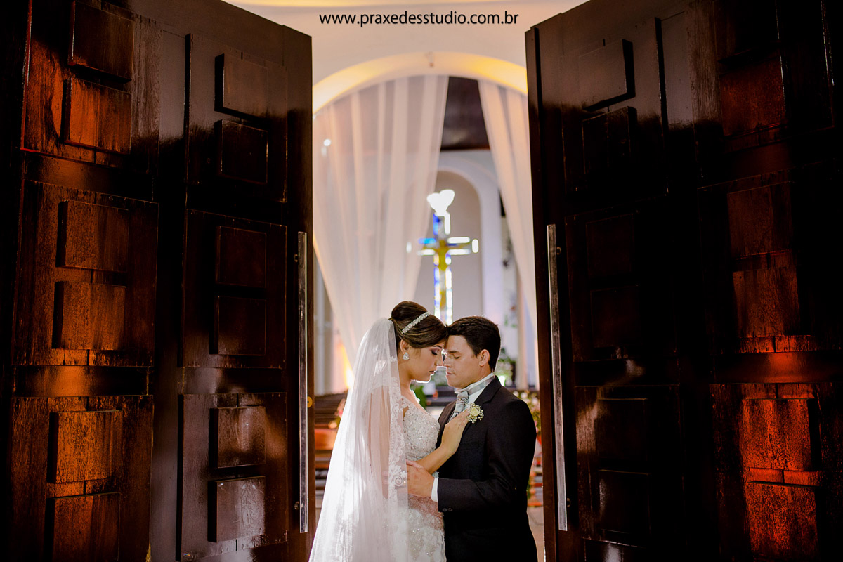 noivos na igreja
