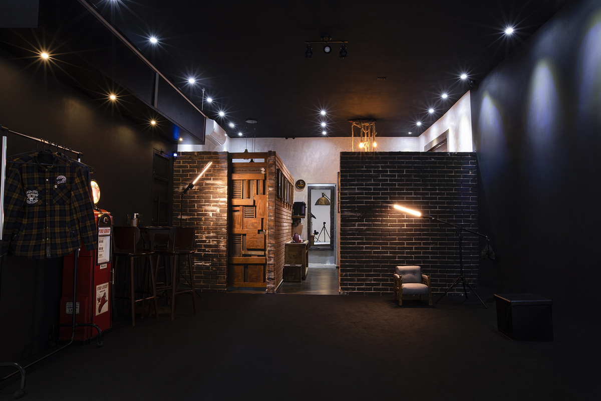 Estudio Fotográfico com Fundo retro com parede de Tijolinhos reais