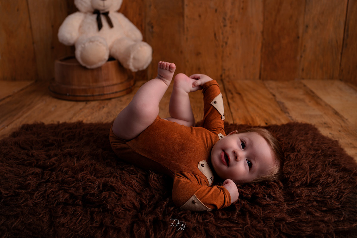 Bebê pegando no pézinho