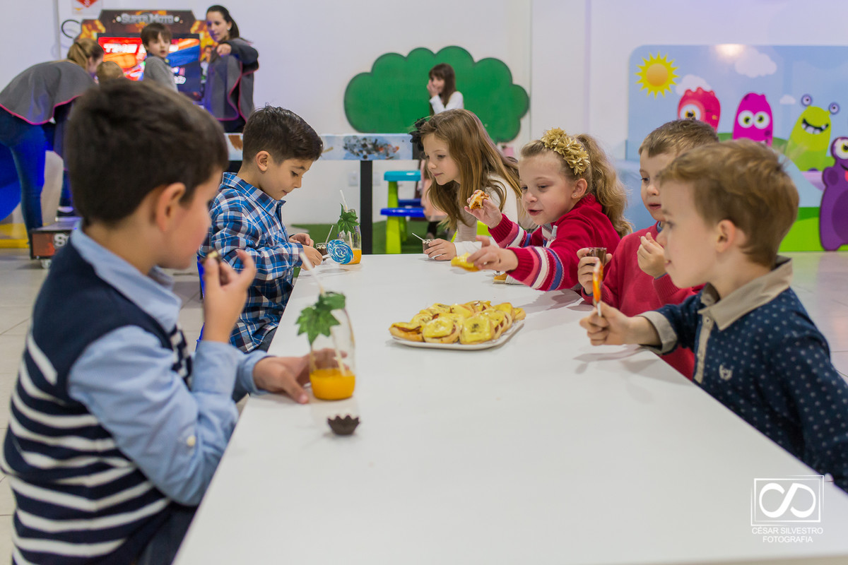 família festa infantil em Bento Gonçalves RS crianças de 6 anos brincam na Serra Gaúcha em  Bento Gonçalves fotógrafo de Bento Gonçalves na serra gaucha