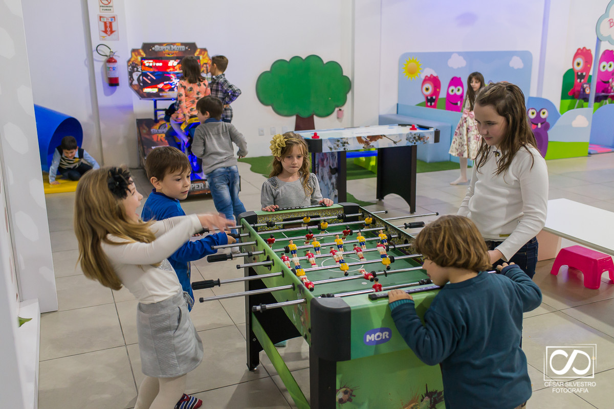 família festa infantil em Bento Gonçalves RS crianças de 6 anos brincam na Serra Gaúcha em  Bento Gonçalves fotógrafo de Bento Gonçalves na serra gaucha