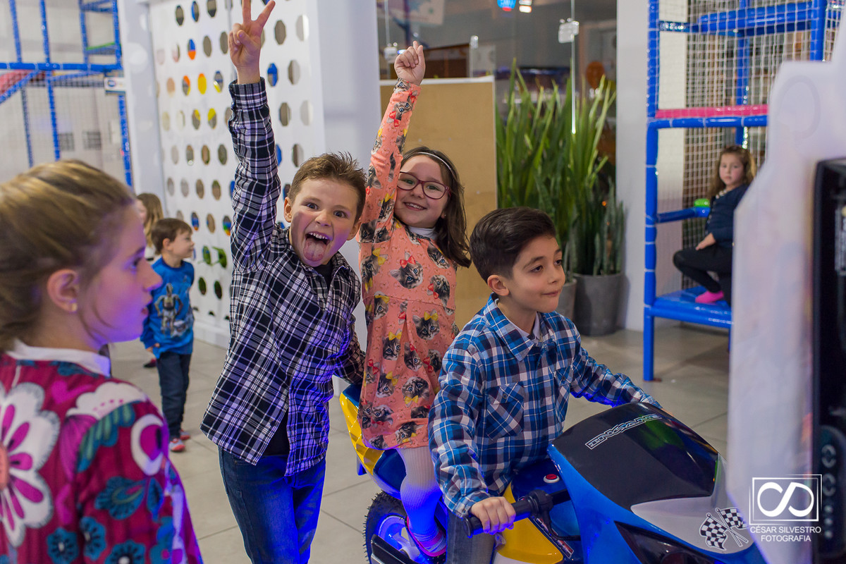 família festa infantil em Bento Gonçalves RS crianças de 6 anos brincam na Serra Gaúcha em  Bento Gonçalves fotógrafo de Bento Gonçalves na serra gaucha