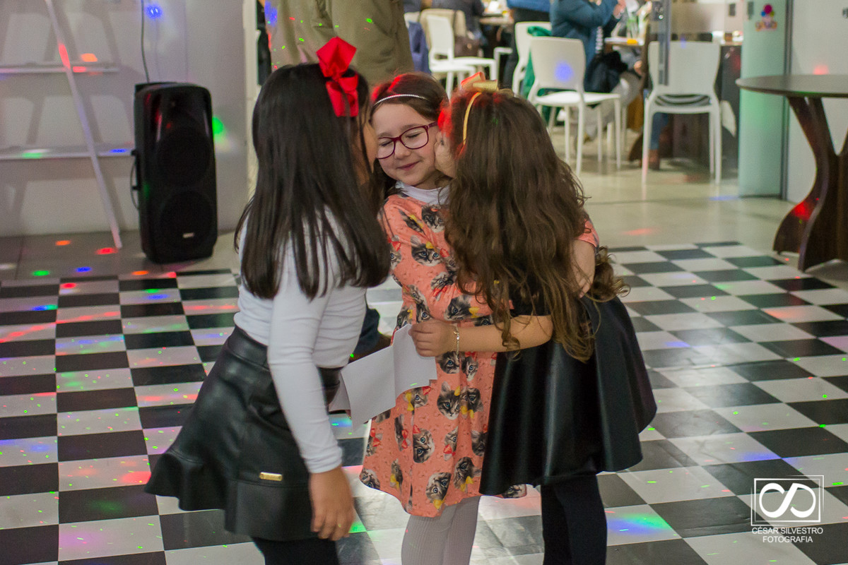 família festa infantil em Bento Gonçalves RS crianças de 6 anos brincam na Serra Gaúcha em  Bento Gonçalves fotógrafo de Bento Gonçalves na serra gaucha