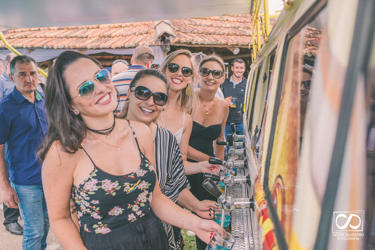 meninas servindo chopp e o fotografo aproveitou para fotografar elas