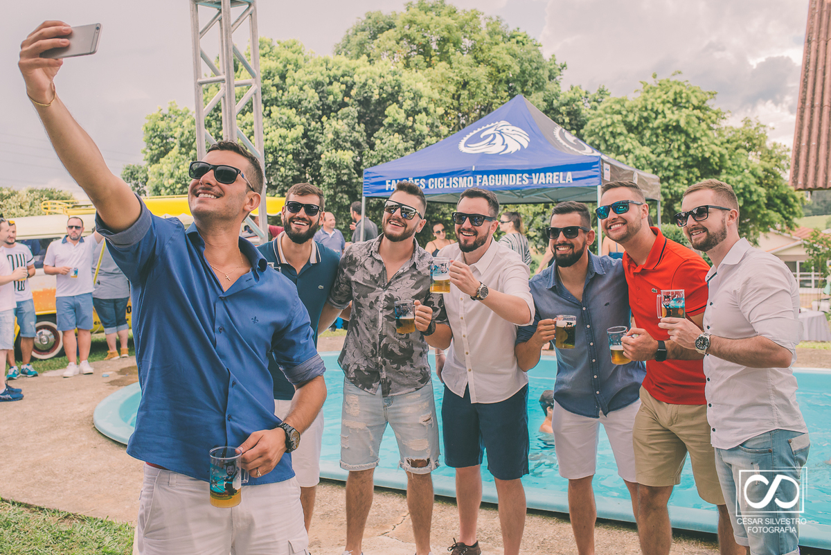 selfie dos amigos com os 2 formandos