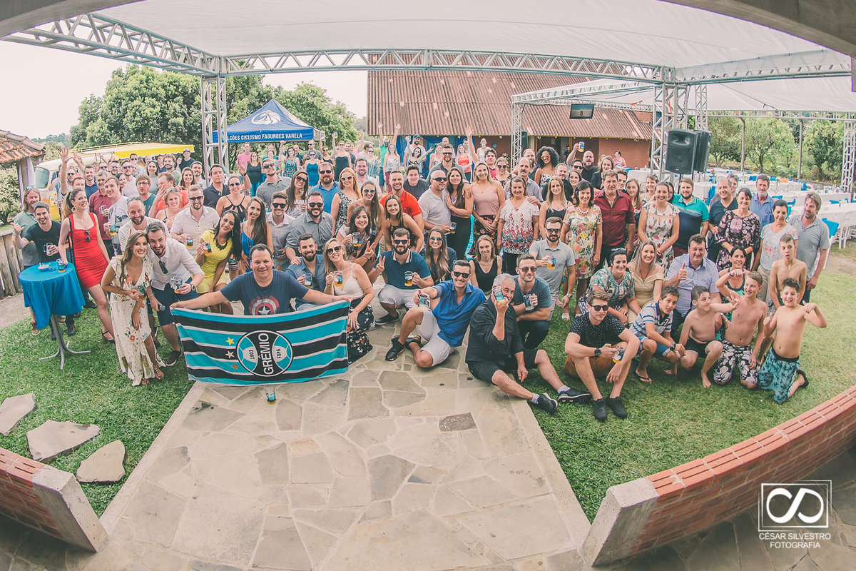 foto geral de todas as pessoas convidadas para a recepção de formatura em fagundes varela 