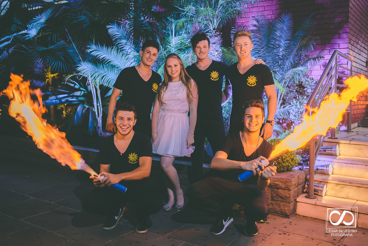 galera que vai fazer a festa com spray e fogo
