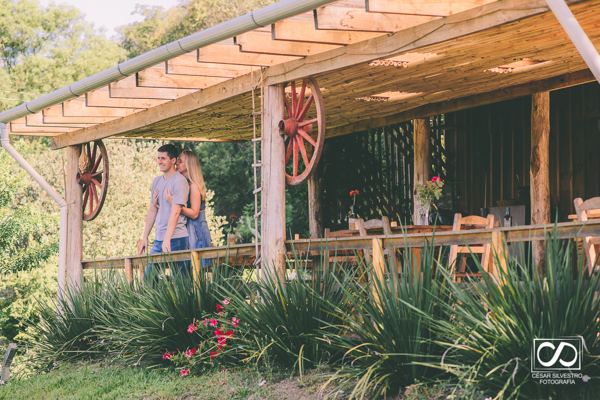 ensaio de casal na serra gaucha  na cidade de bento Gonçalves em um dia de sol  com uma casa antiga completando a fotografia