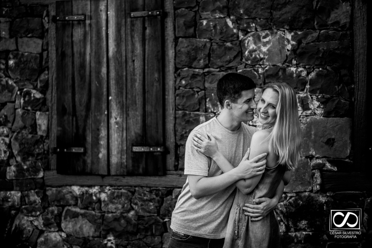 foto descontraída de um casal em bento Gonçalves na serra gaucha fotografia feito pelo fotografo cesar silvestro