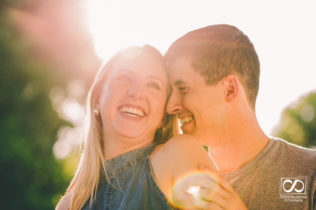 foto descontraída de um casal em bento Gonçalves na serra gaucha fotografia feito pelo fotografo cesar silvestro