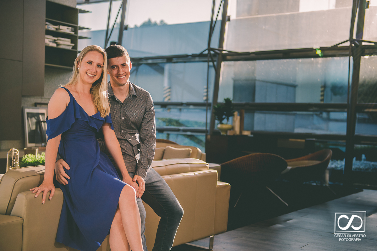 foto descontraída de um casal em bento Gonçalves na serra gaucha fotografia feito pelo fotografo cesar silvestro