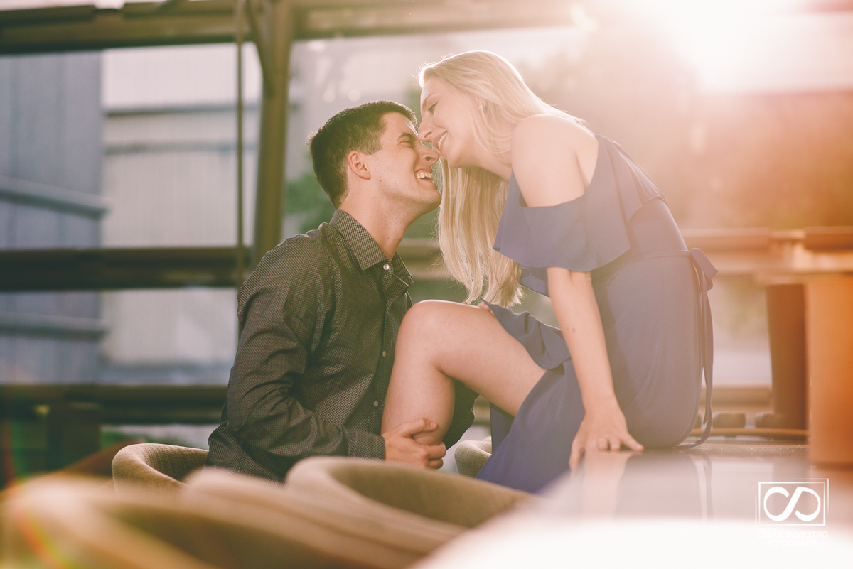 foto descontraída de um casal em bento Gonçalves na serra gaucha fotografia feito pelo fotografo cesar silvestro