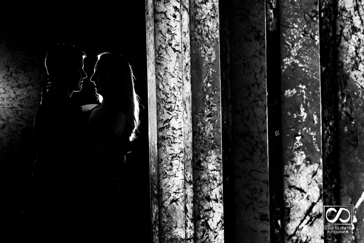 foto descontraída de um casal em bento Gonçalves na serra gaucha fotografia feito pelo fotografo cesar silvestro em preto e branco ficou especial