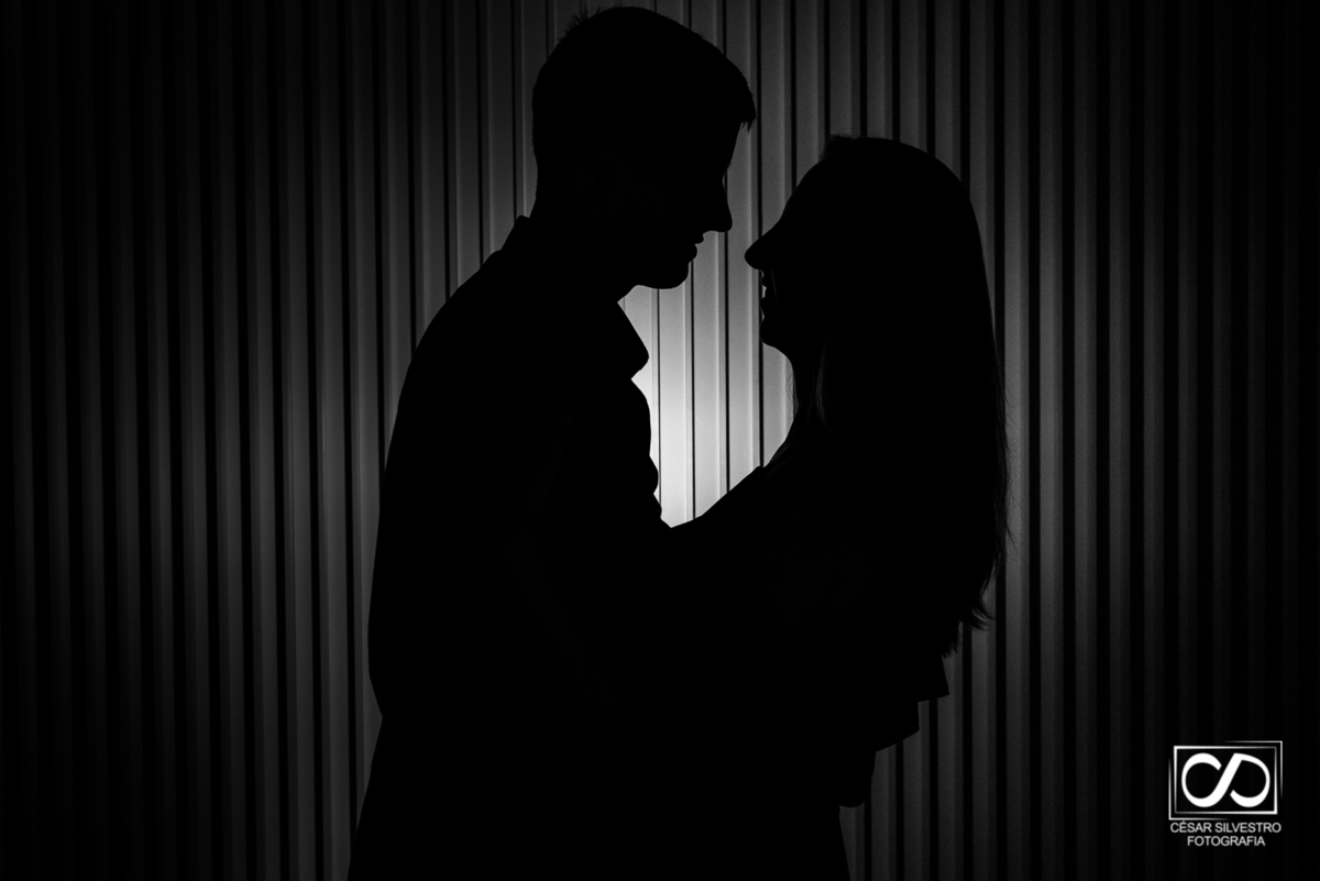 foto descontraída de um casal em bento Gonçalves na serra gaucha fotografia feito pelo fotografo cesar silvestro uma silhueta perfeita do casal