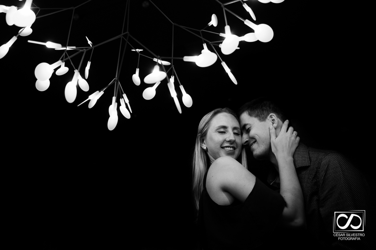 foto descontraída de um casal em bento Gonçalves na serra gaucha fotografia feito pelo fotografo cesar silvestro