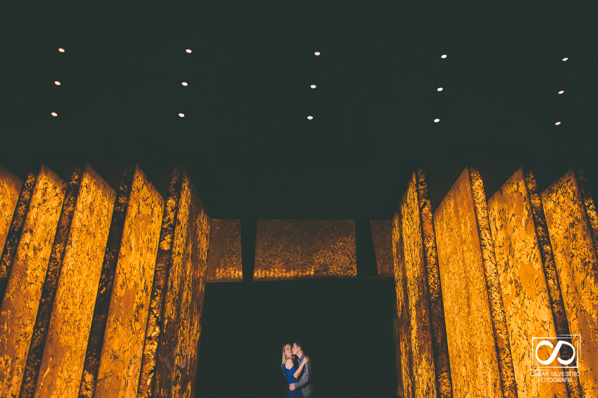 foto descontraída de um casal em bento Gonçalves na serra gaucha fotografia feito pelo fotografo cesar silvestro com paredes amarelas perfeitas e uma luz perfeita