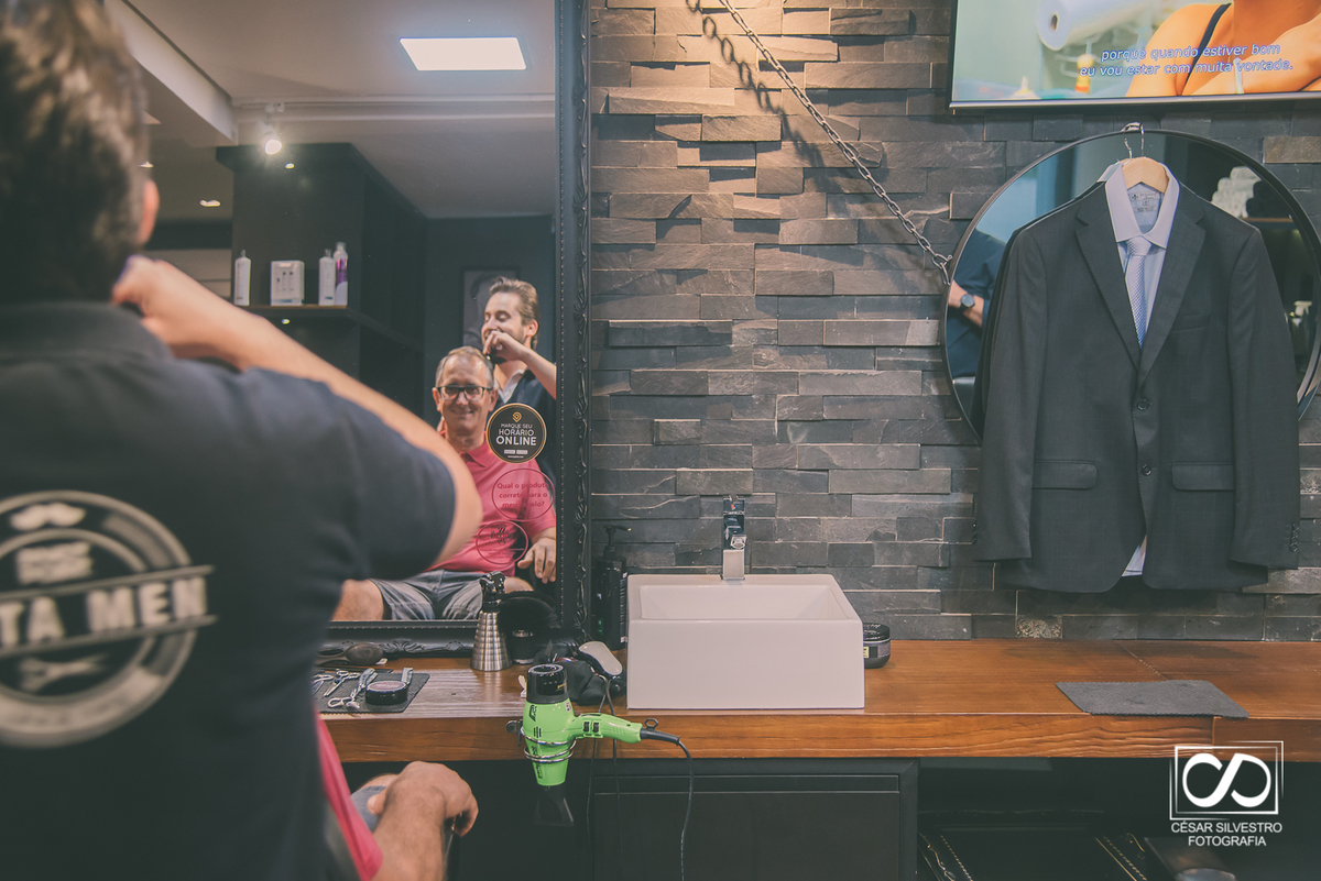 foto do noivo no salão em bento gonçalves na serra gaucha com fotografia de cesar Silvestro