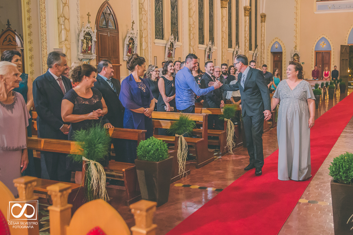 foto do noivo e da noiva na igreja em monte belo na serra gaucha com fotografia de cesar Silvestro