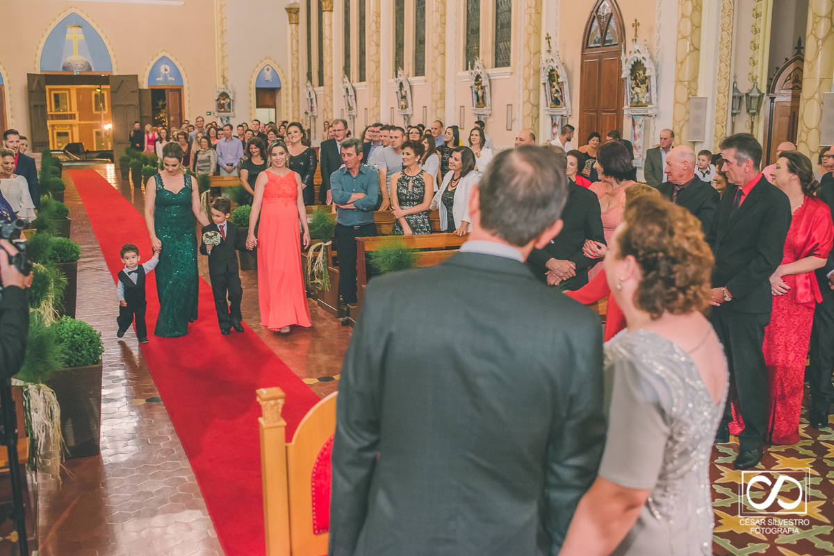foto do noivo e da noiva na igreja em monte belo na serra gaucha com fotografia de cesar Silvestro