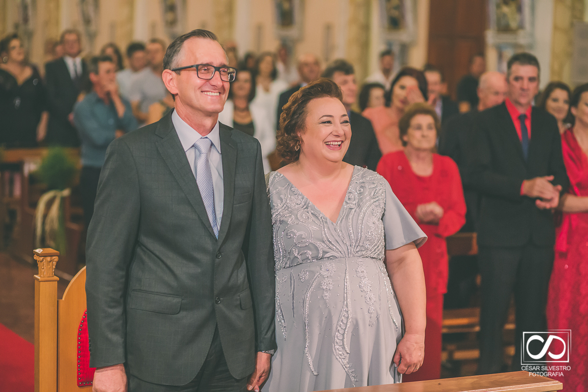 foto do noivo e da noiva na igreja em monte belo na serra gaucha com fotografia de cesar Silvestro