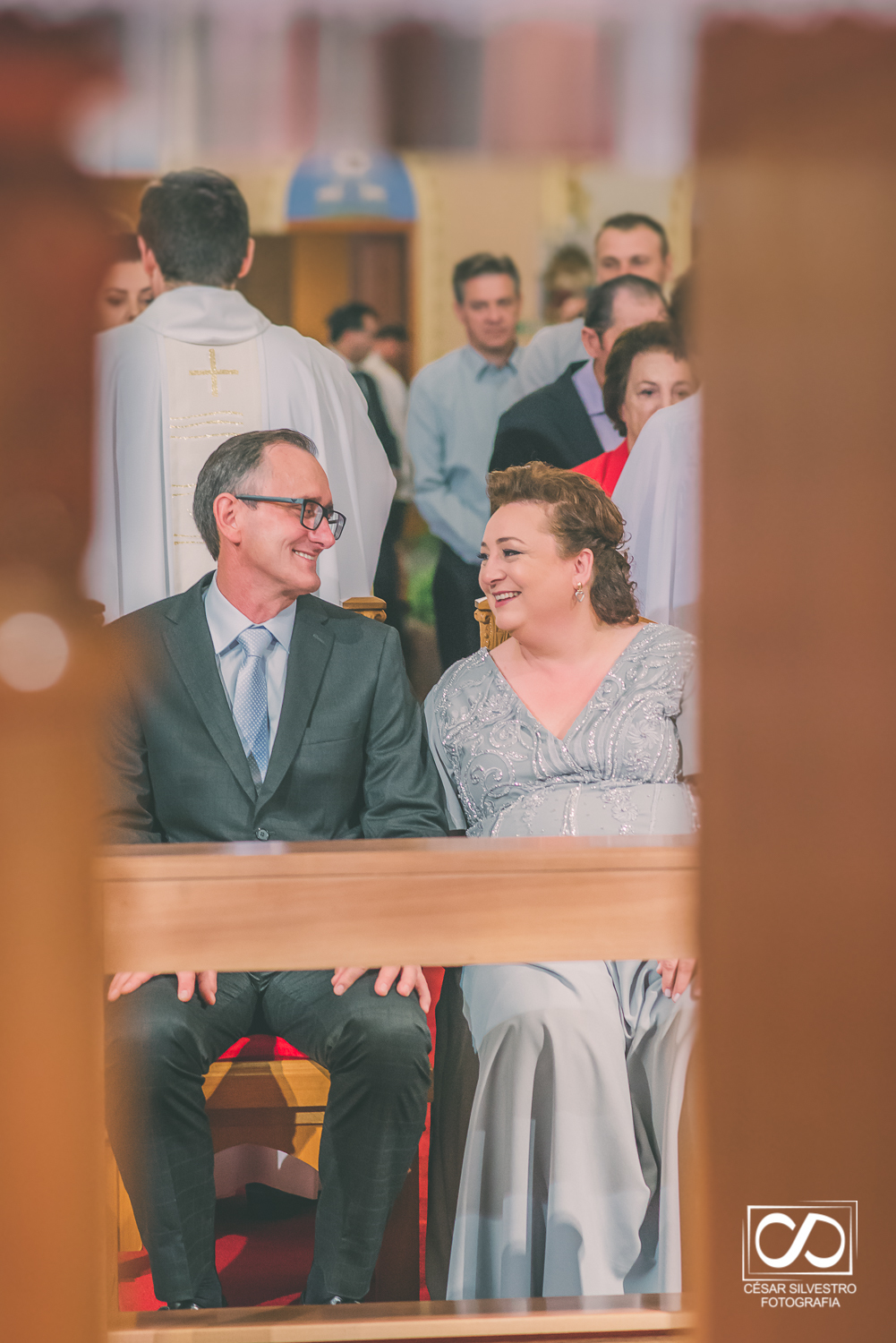 foto do noivo e da noiva na igreja em monte belo na serra gaucha com fotografia de cesar Silvestro