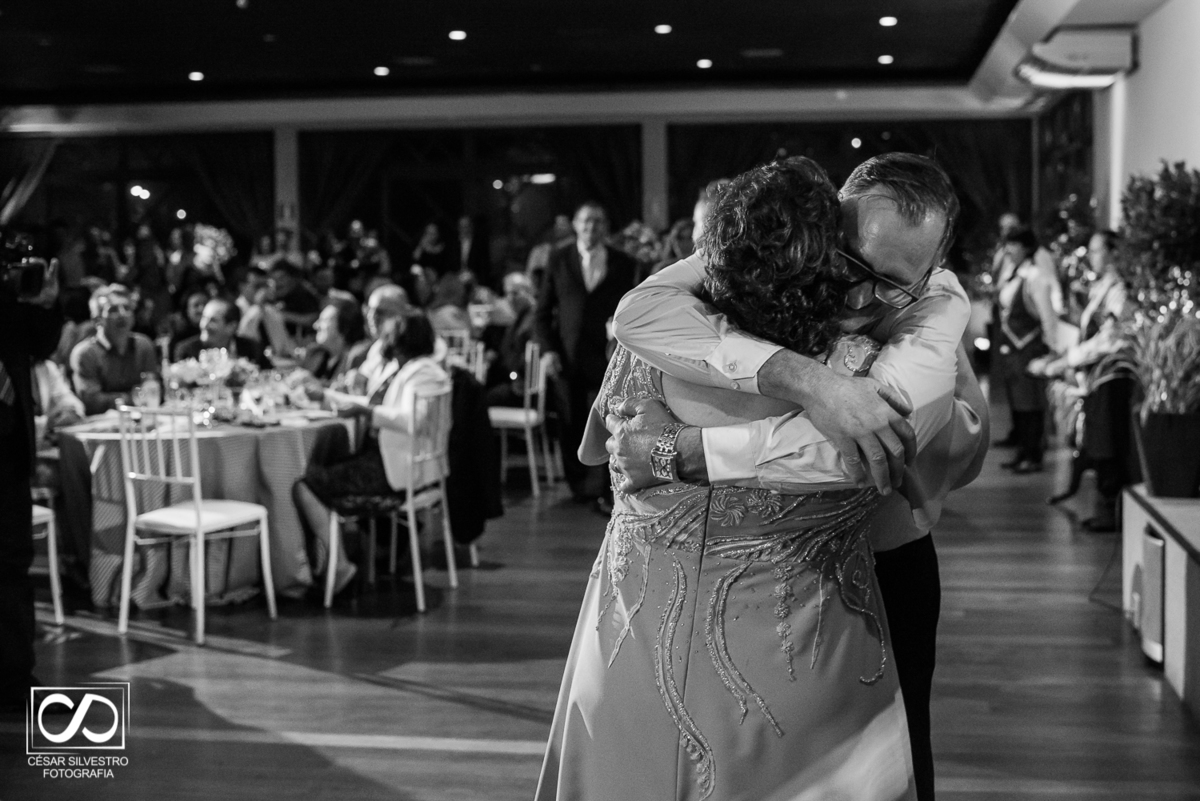 foto do noivo e da noiva se abraçando em uma foto preto e branco no salao da todeschini  na serra gaucha com fotografia de cesar 