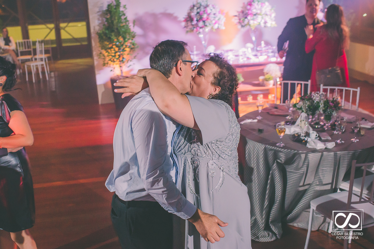 foto do noivo beijando a noiva  na recepção no salão da todeschini  na serra gaucha com fotografia de cesar 