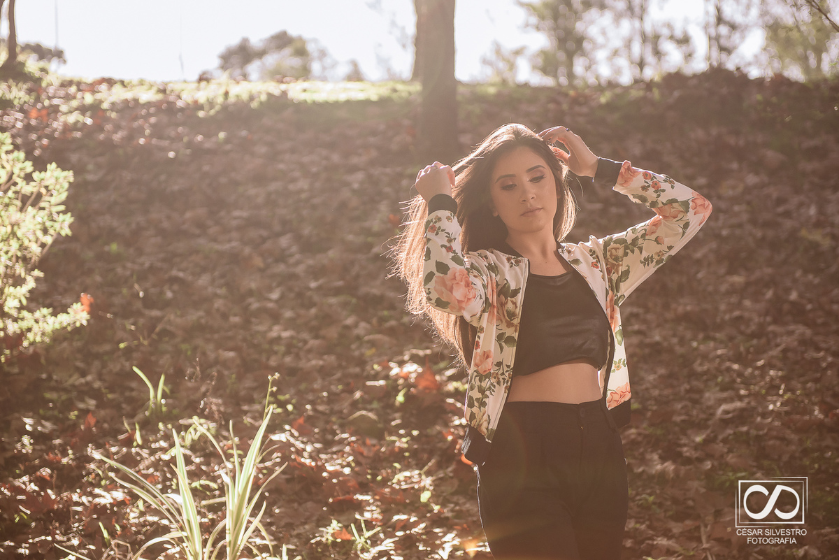 ensaio quinze anos laura em bento gonçalves serra gaucha fotografo bento gonçalves garibaldi carlos barbosa farroupilha veranopolis ensaio em dia de sol em bento gonçalves com mao no cabelo caxias do sul 