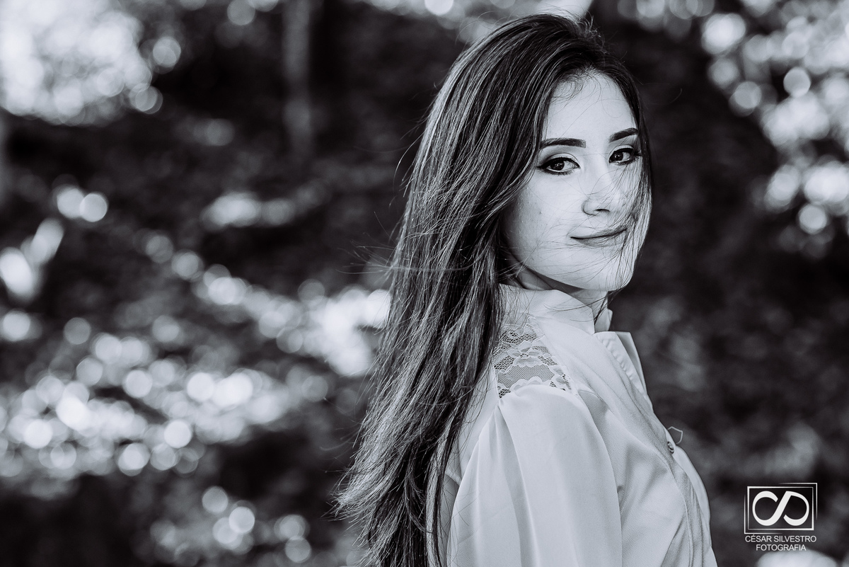 ensaio quinze anos laura em bento gonçalves serra gaucha fotografo bento gonçalves garibaldi carlos barbosa farroupilha veranopolis ensaio em dia de sol em bento gonçalves com mao no cabelo caxias do sul 