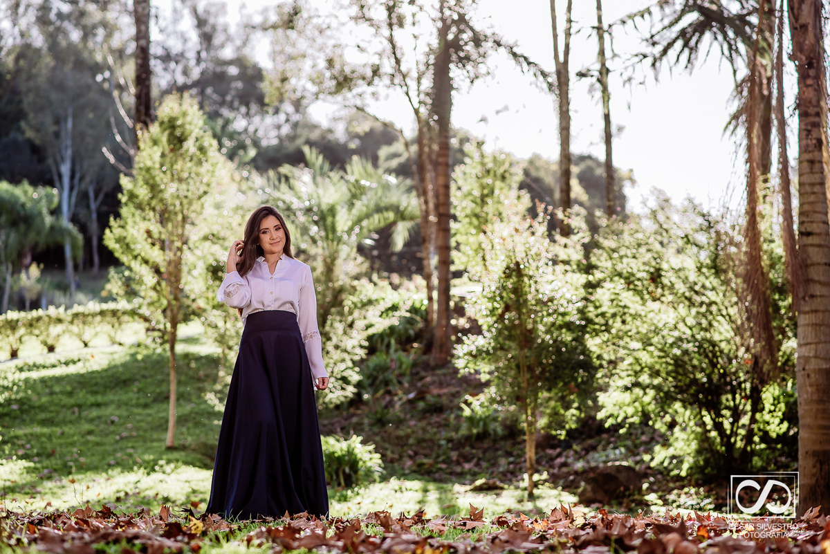 ensaio quinze anos laura em bento gonçalves serra gaucha fotografo bento gonçalves garibaldi carlos barbosa farroupilha veranopolis ensaio em dia de sol em bento gonçalves com mao no cabelo caxias do sul 