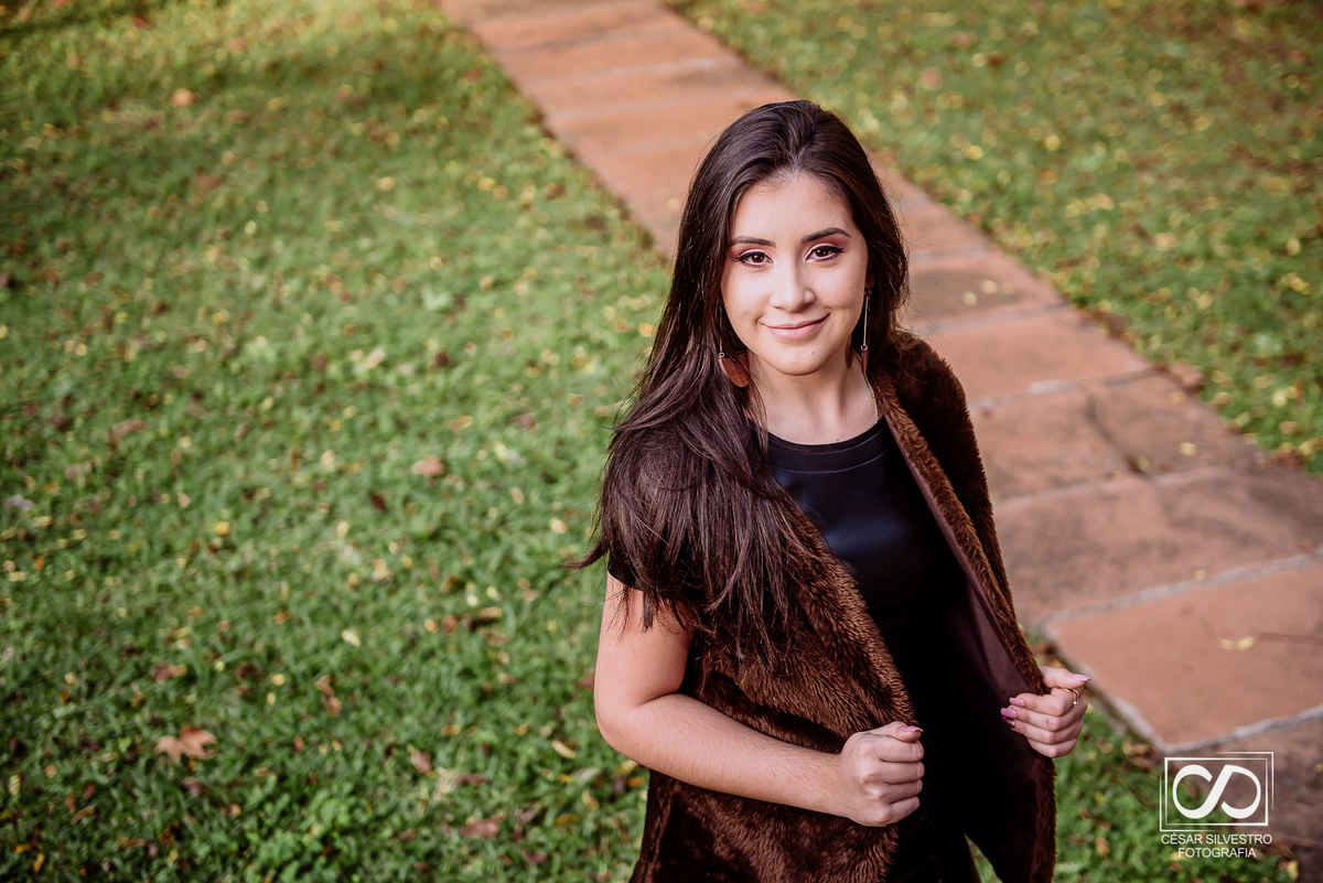 ensaio quinze anos laura em bento gonçalves serra gaucha fotografo bento gonçalves garibaldi carlos barbosa farroupilha veranopolis ensaio em dia de sol em bento gonçalves com mao no cabelo caxias do sul 