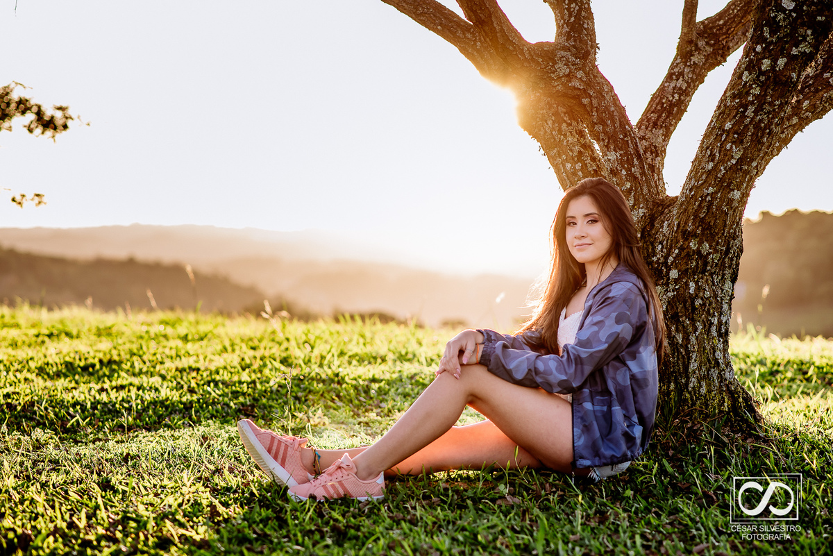 ensaio quinze anos laura em bento gonçalves serra gaucha fotografo bento gonçalves garibaldi carlos barbosa farroupilha veranopolis ensaio em dia de sol em bento gonçalves com mao no cabelo caxias do sul 