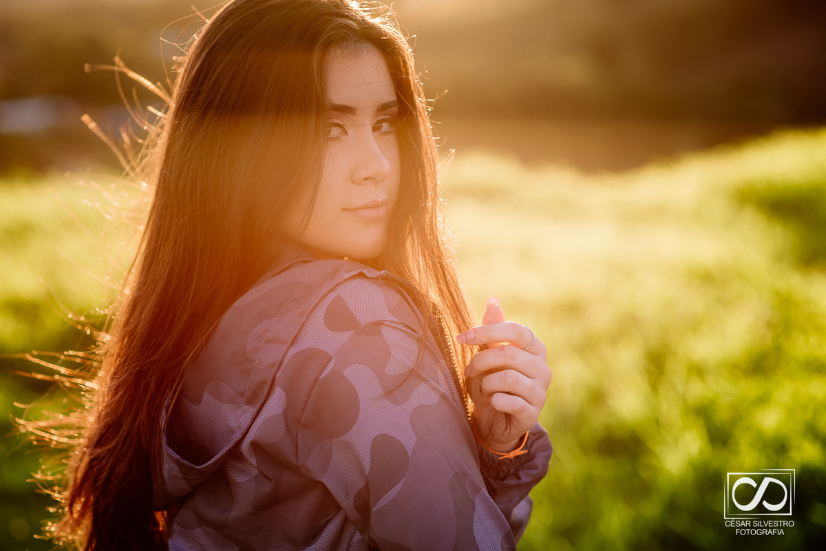 ensaio quinze anos laura em bento gonçalves serra gaucha fotografo bento gonçalves garibaldi carlos barbosa farroupilha veranopolis ensaio em dia de sol em bento gonçalves com mao no cabelo caxias do sul 