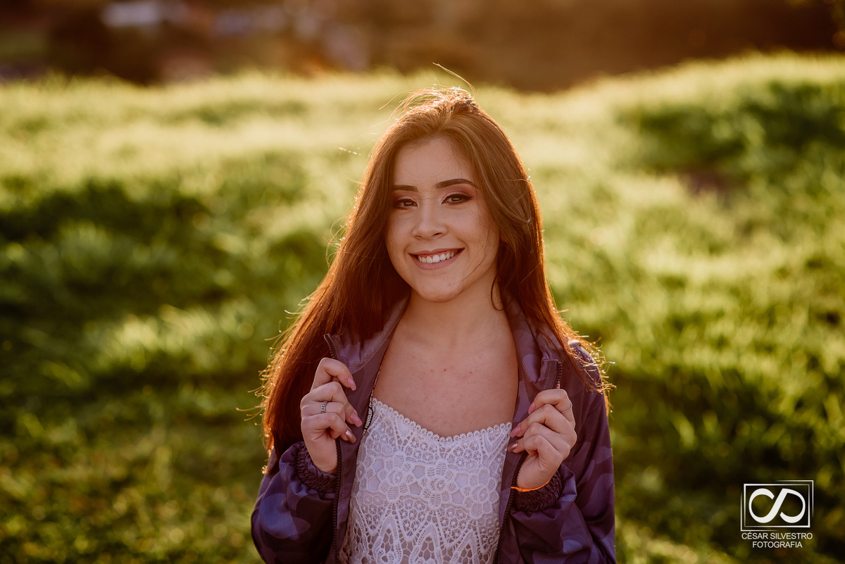 ensaio quinze anos laura em bento gonçalves serra gaucha fotografo bento gonçalves garibaldi carlos barbosa farroupilha veranopolis ensaio em dia de sol em bento gonçalves com mao no cabelo caxias do sul 