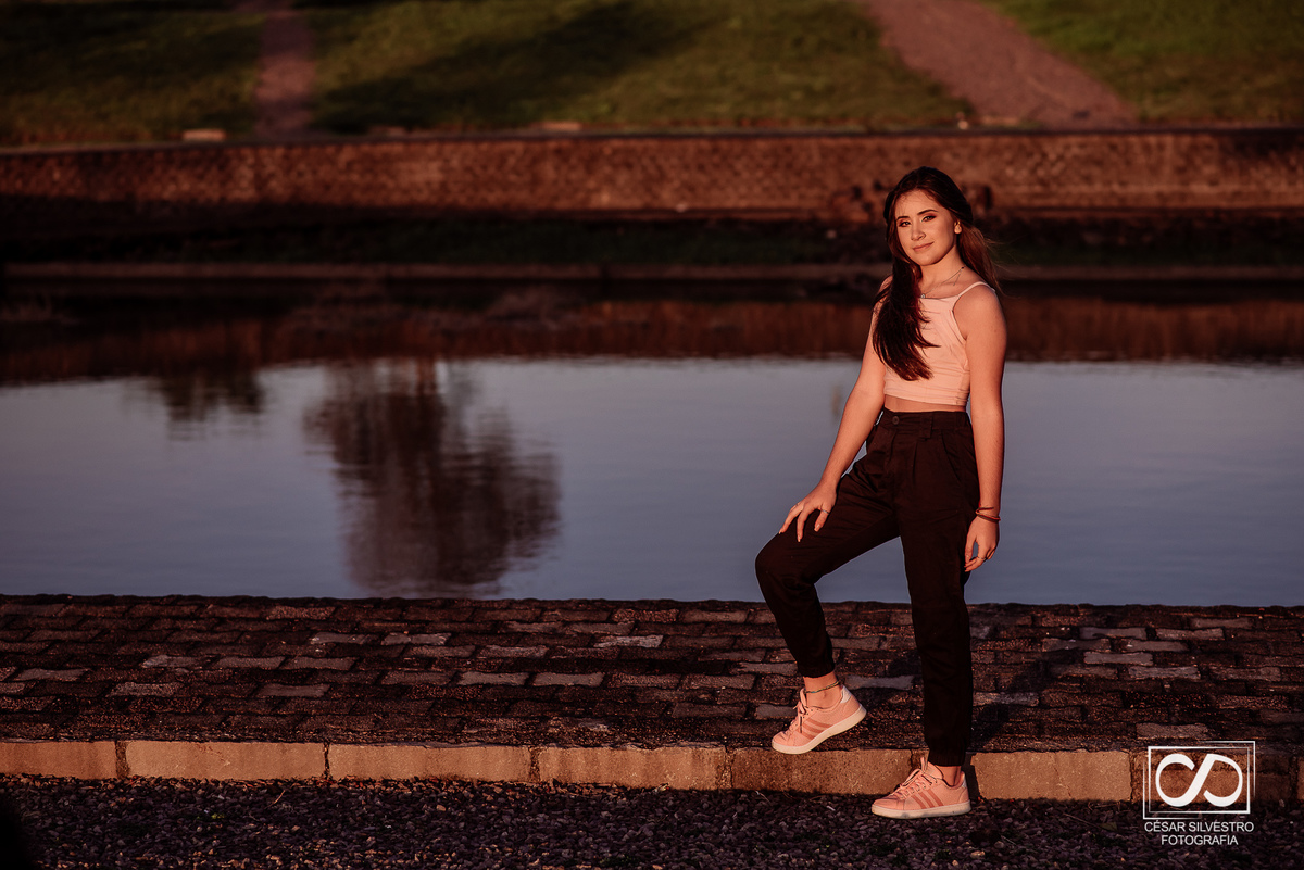 ensaio quinze anos laura em bento gonçalves serra gaucha fotografo bento gonçalves garibaldi carlos barbosa farroupilha veranopolis ensaio em dia de sol em bento gonçalves com mao no cabelo caxias do sul 
