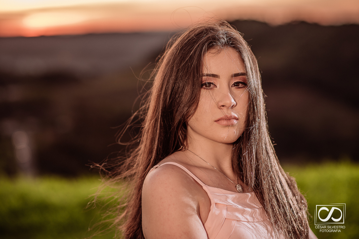 ensaio quinze anos laura em bento gonçalves serra gaucha fotografo bento gonçalves garibaldi carlos barbosa farroupilha veranopolis ensaio em dia de sol em bento gonçalves com mao no cabelo caxias do sul 