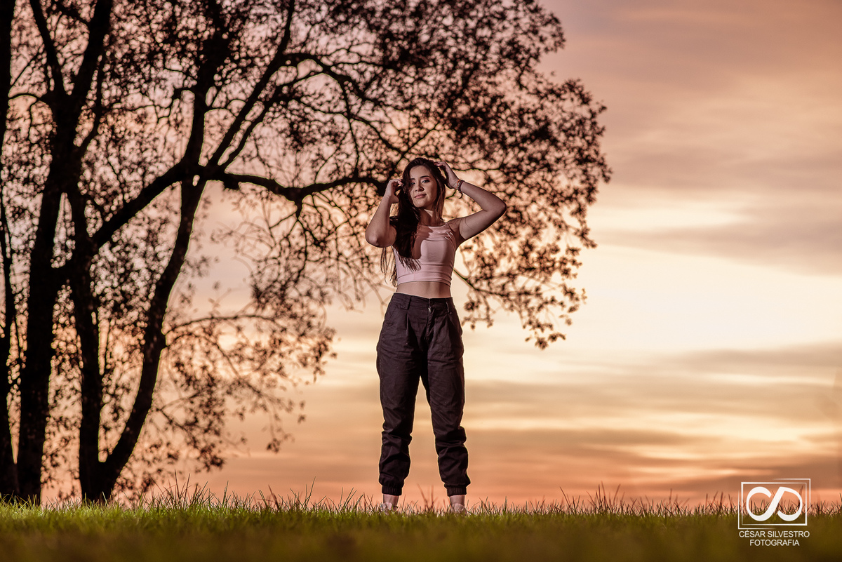 ensaio quinze anos laura em bento gonçalves serra gaucha fotografo bento gonçalves garibaldi carlos barbosa farroupilha veranopolis ensaio em dia de sol em bento gonçalves com mao no cabelo caxias do sul 