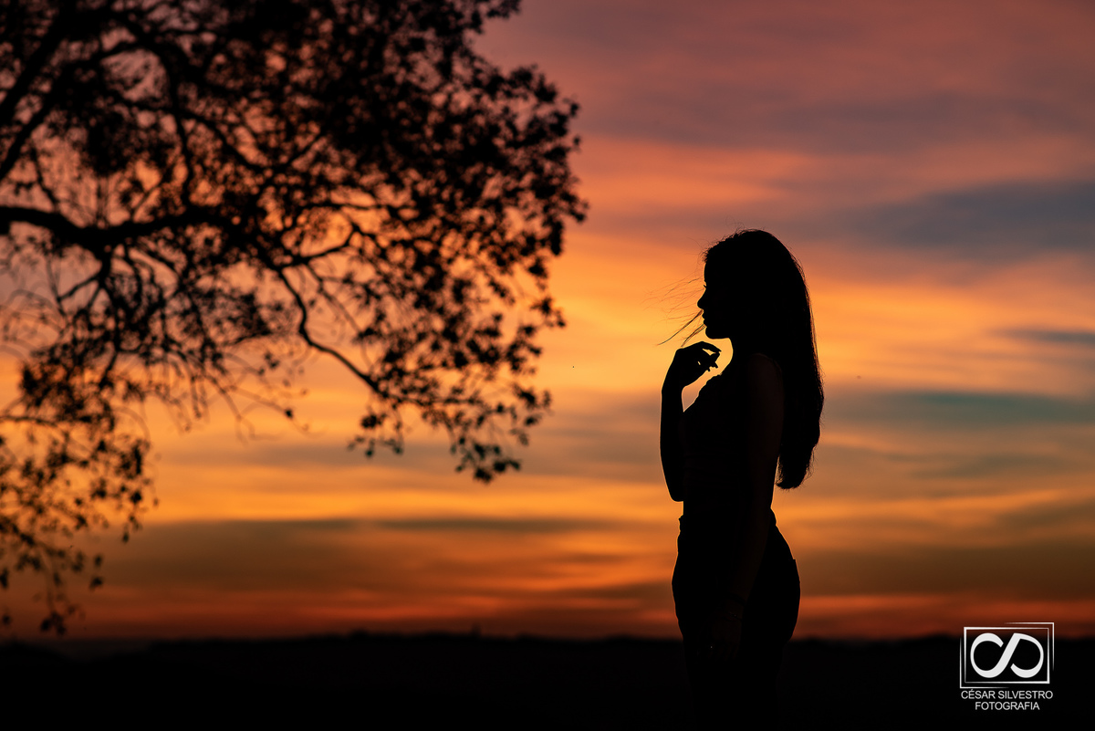 ensaio quinze anos laura em bento gonçalves serra gaucha fotografo bento gonçalves garibaldi carlos barbosa farroupilha veranopolis ensaio em dia de sol em bento gonçalves com mao no cabelo caxias do sul 