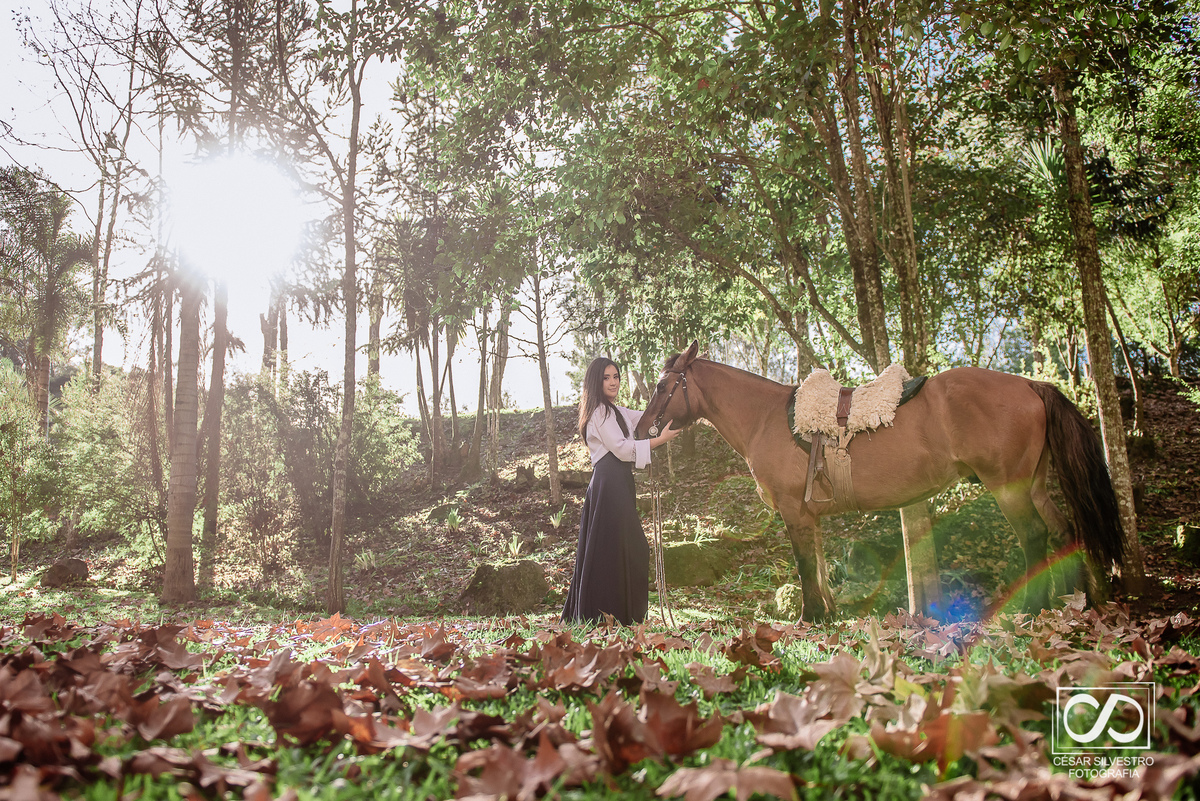 ensaio quinze anos laura em bento gonçalves serra gaucha fotografo bento gonçalves garibaldi carlos barbosa farroupilha veranopolis ensaio em dia de sol em bento gonçalves com mao no cabelo caxias do sul 