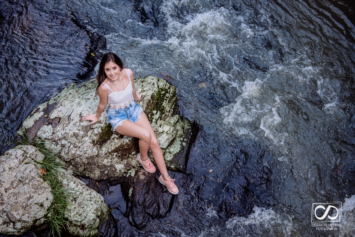 ensaio quinze anos laura em bento gonçalves serra gaucha fotografo bento gonçalves garibaldi carlos barbosa farroupilha veranopolis ensaio em dia de sol em bento gonçalves com mao no cabelo caxias do sul 