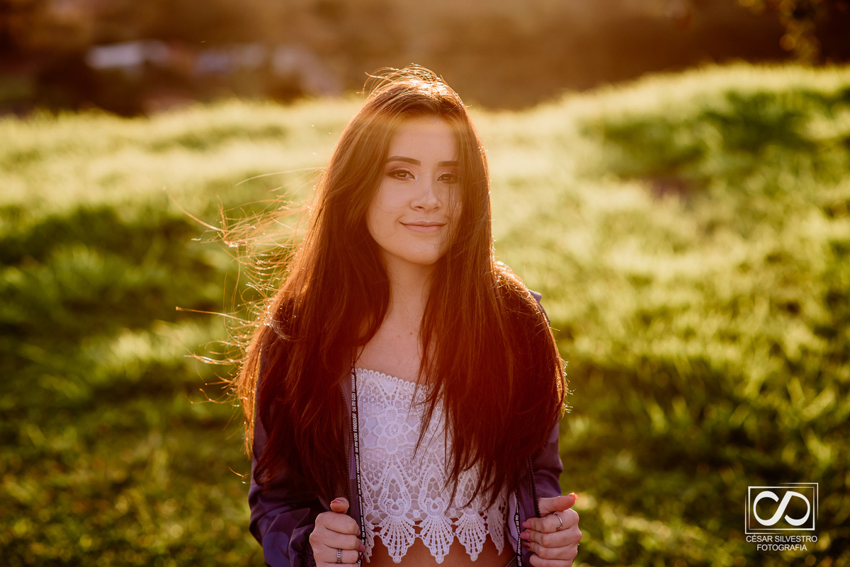 ensaio quinze anos laura em bento gonçalves serra gaucha fotografo bento gonçalves garibaldi carlos barbosa farroupilha veranopolis ensaio em dia de sol em bento gonçalves com mao no cabelo caxias do sul 