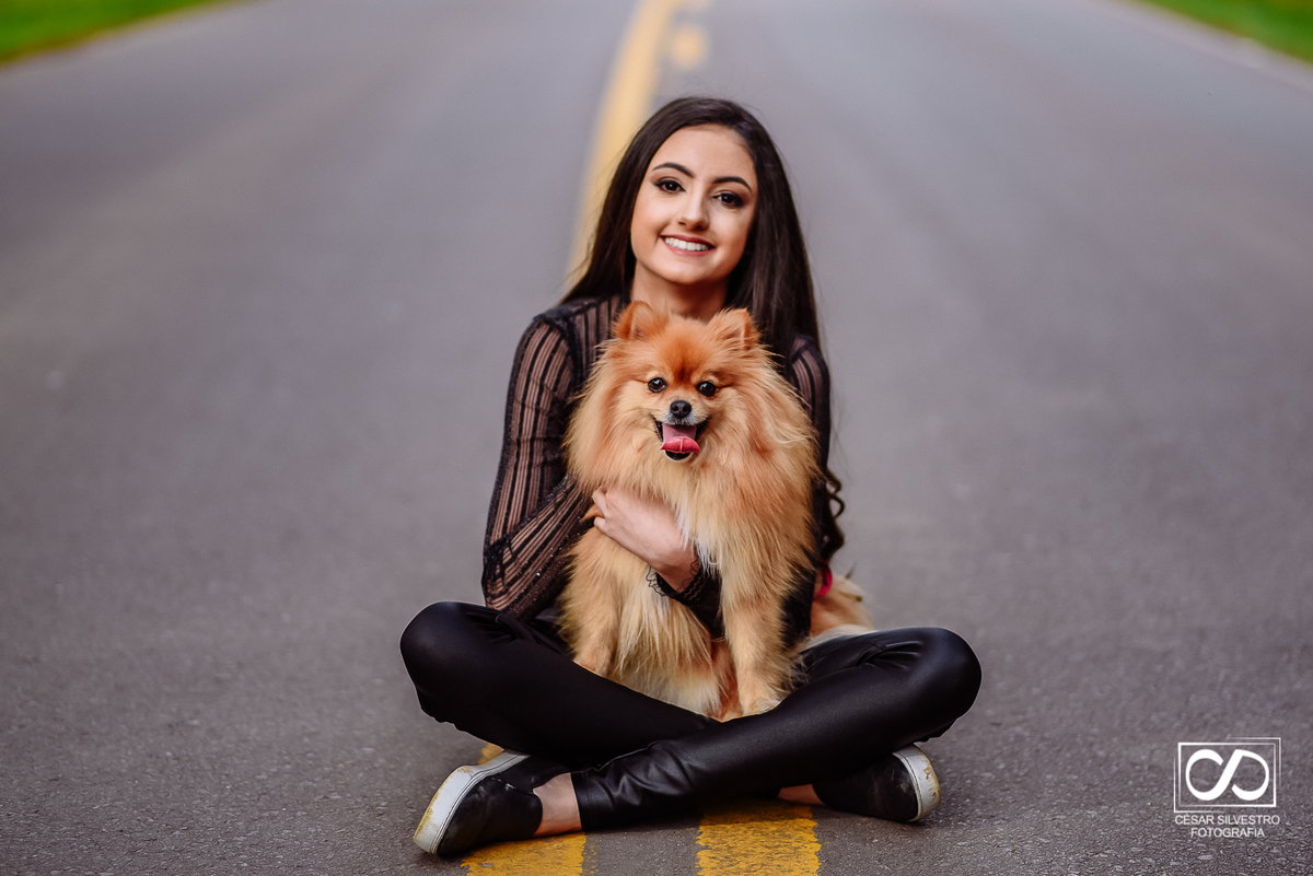 ensaio quinze anos em bento gonçalves serra gaucha no meio do de arvores na serra gaucha em cidades como carlos barbosa garibaldi caxias do sul farroupilha veranopolis menina de roupa preta em ensaio de 15 anos com seu cachorro