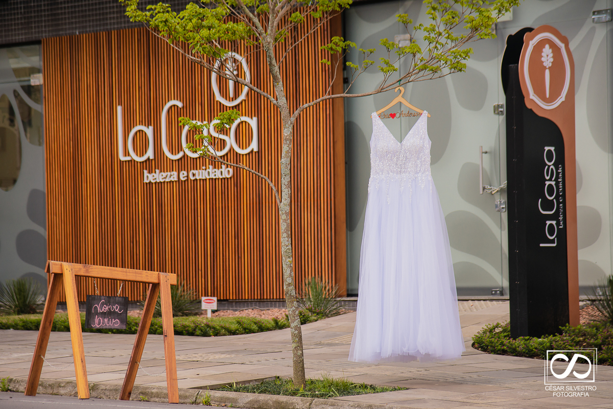fotografo em bento gonçalves serra gaucha casamento cristiane e anderson vestido de noiva pendurado em uma arvore na rua